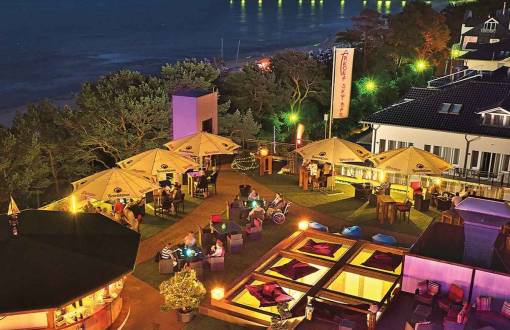 Aufnahme der Arkona Skybar im Arkona Strandhotel auf Rügen aus der Vogelperspektive bei Nacht während eines Event mit Live-Musik.