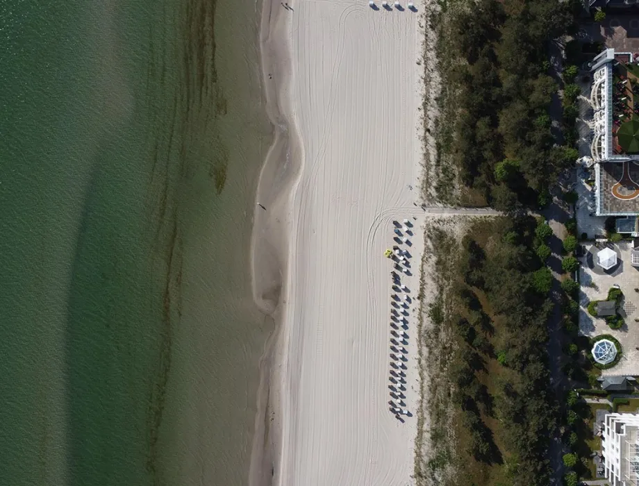 Strand von Binz mit Blick auf das Meer – Grand Hotel Binz integriert Wasserspartechnik in Gästezimmer und Gartenpflege