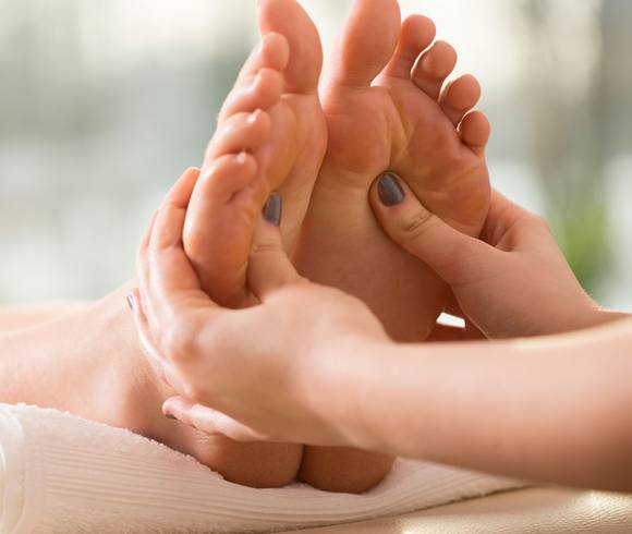 Fußmassage mit beruhigendem Fußbad und gezielter Druckpunkttechnik zur Aktivierung der Lebensenergie.