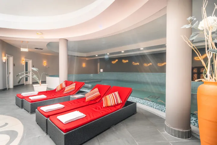 Pool & sauna area with comfortable loungers in the wellness area of the Grand Hotel Binz on Rügen.