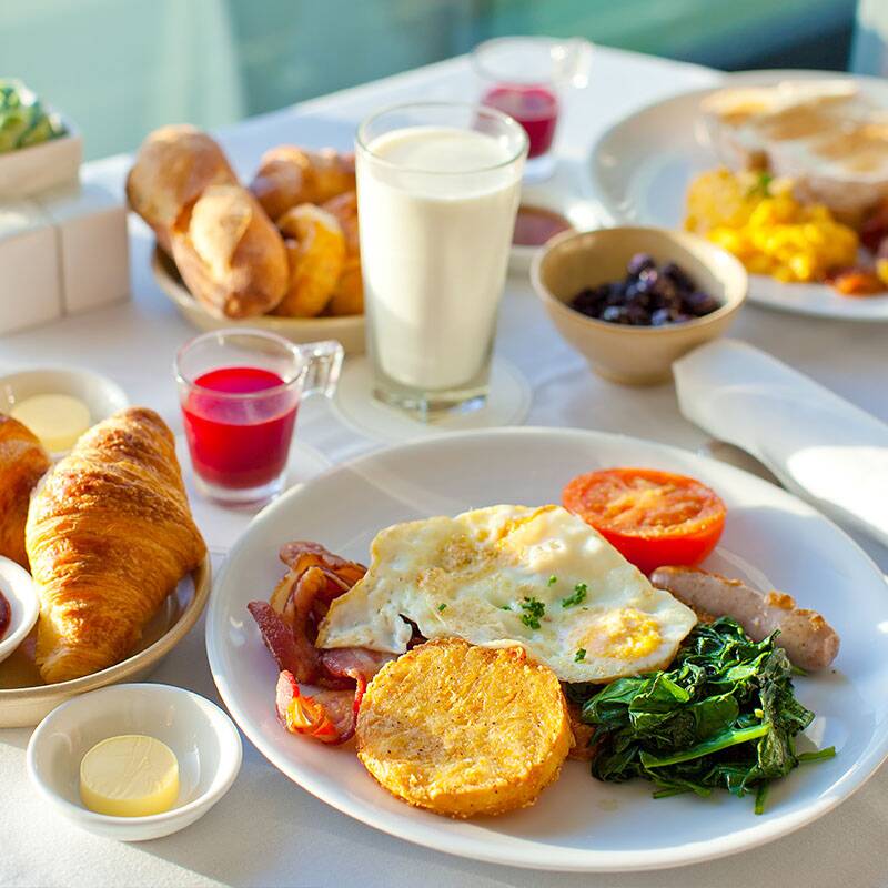 Ein Frühstückstisch mit verschiedenen Speisen im Sonnenlicht im 5 Sterne Hotel in Binz