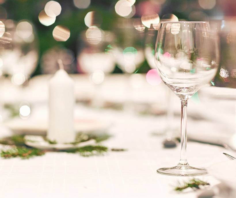 Festively decorated table at a candlelit Christmas dinner at the Grand Hotel Binz on Rügen.