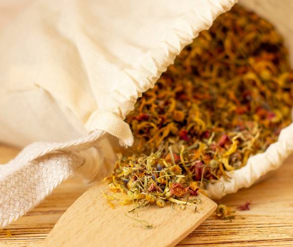 Ayurvedische Kräutermischung für ein Entspannungsbad.