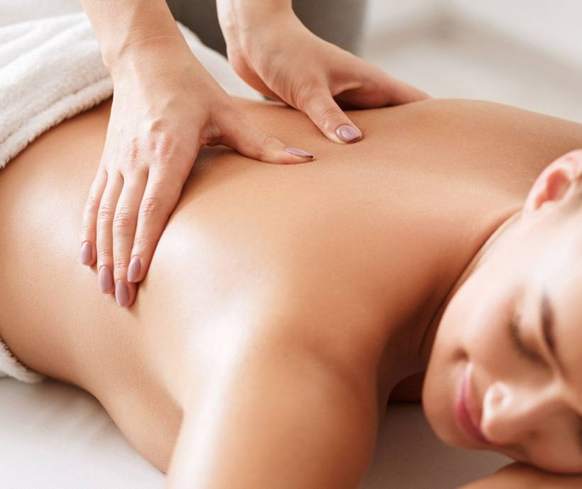 Eine entspannende, ayurvedische  Massage, Teil der Rsayana-Kur, im Wellnessbereich des Grand Hotel Binz auf Rügen.