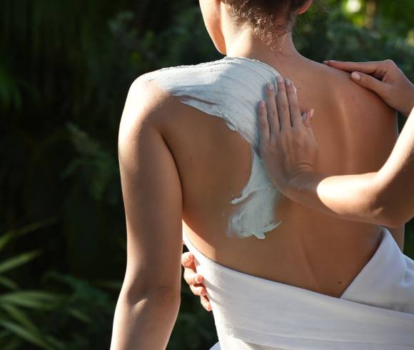 Body wrap with fragrant oil of vanilla, lily or tiaré flower and gentle strokes for deep relaxation.