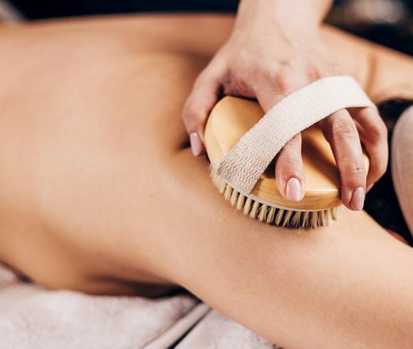 Entgiftende Basenpackung mit Körperbürstenmassage zur Entsäuerung, Hautstraffung und Mineralisierung.