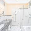 Das elegant ausgestattete Badezimmer des Penthouse hat eine große Glaskuppel.