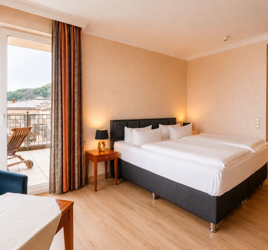 Modernes Deluxe Zimmer mit Doppelbett und Dachterrasse im Grand Hotel Binz auf Rügen.