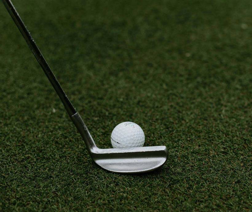 Golf clubs and golf ball ready for the tee-off with the golf and relaxation offer at the Grand Hotel Binz during your golf vacation on Rügen.