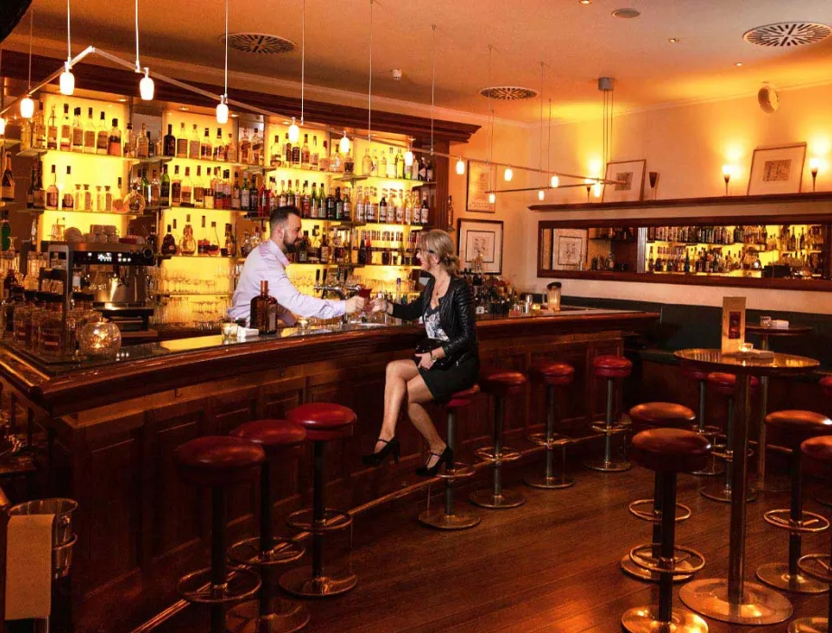 Refreshing cocktails, various types of wine, long drinks and much more are available at the Shaker's Bar in the Grand Hotel Binz.
