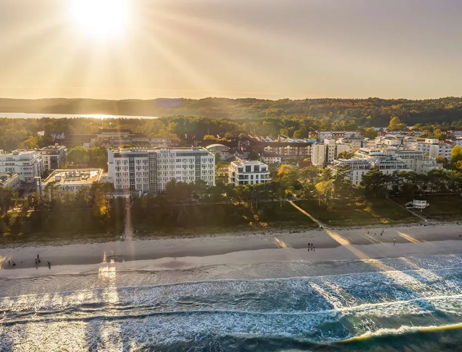 Luftaufnahme des Arkona Strandhotels in Binz – familienfreundliches Hotel mit direktem Strandzugang und eleganter Architektur.