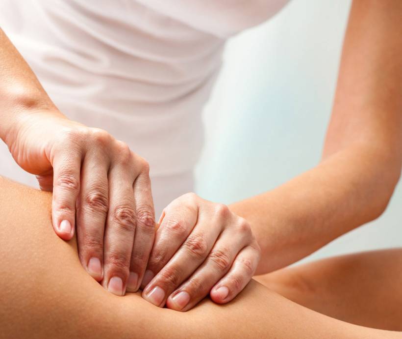 Ayurvedische Ganzkörpermassage, Teil der Panchakarma-Kur, im Wellnessurlaub im Grand Hotel Binz auf Rügen.