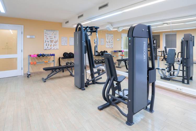 Überblick über den Fitnessraum im Grand Hotel Binz mit vielfältigen Geräten ideal für einen Aktivurlaub auf Rügen.
