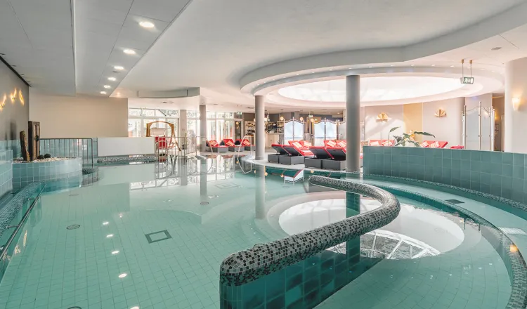 Überblick über den Poolbereich des Grand Hotel Binz mit maritimer Deko und Liegen, perfekt für einen Wellnessurlaub auf Rügen.