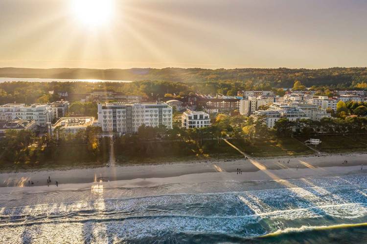 Luftaufnahme des Arkona Strandhotels in Binz – familienfreundliches Hotel mit direktem Strandzugang und eleganter Architektur.