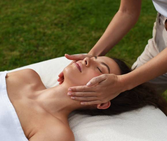 Short facial and décolleté treatment with cleansing and revitalizing effects for a radiant complexion.