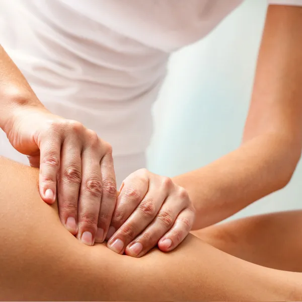 Ayurvedische Ganzkörpermassage, Teil der Panchakarma-Kur, im Wellnessurlaub im Grand Hotel Binz auf Rügen.