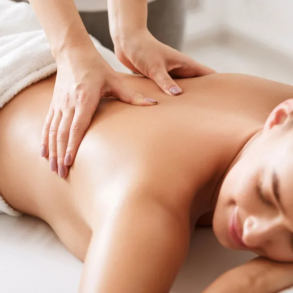 Eine entspannende, ayurvedische  Massage, Teil der Rsayana-Kur, im Wellnessbereich des Grand Hotel Binz auf Rügen.