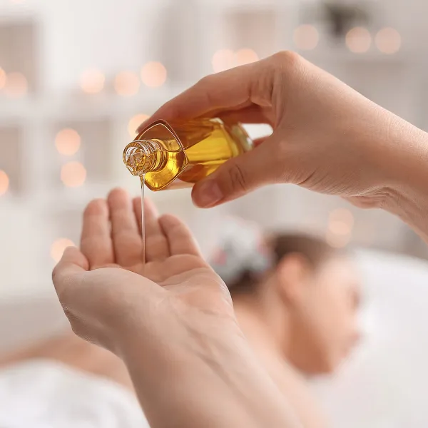Nahaufnahme des Massage-Öls, welches bei Behandlungen während der Stress-weg-Kur im Grand Hotel Binz verwendet wird.