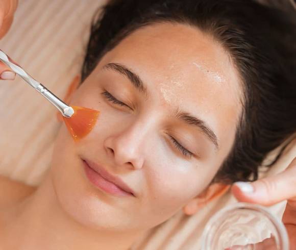 Facial with fruit acid peel, cooling mask and brightening serum for luminous, balanced skin.