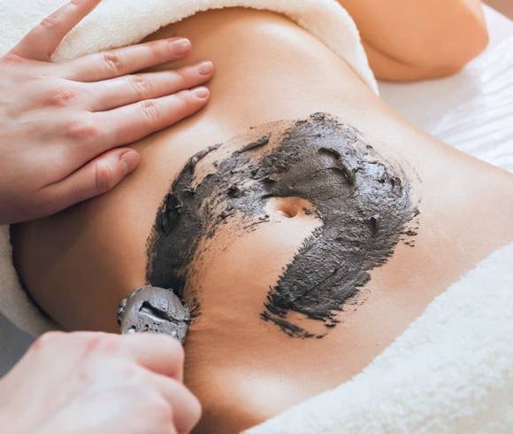 Ganzkörperbehandlung mit Peeling, Thermalschlamm und Gua Sha Mud Massage zur Entgiftung und Revitalisierung.
