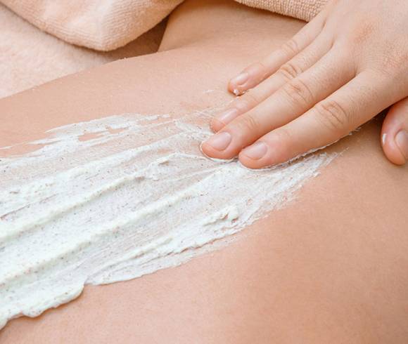 Full-body wrap with Rügen healing chalk on a floating water bed to detox and ease muscle tension.