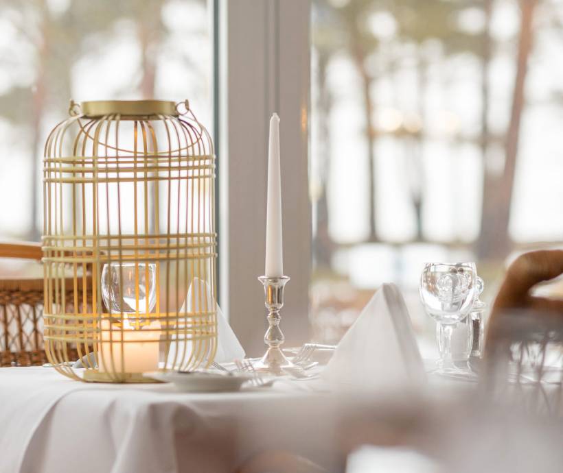 Gedeckter Tisch im Hotelrestaurant des Grand Hotel Binz mit romantischer Stimmung zum Romantiktage-Angebot.