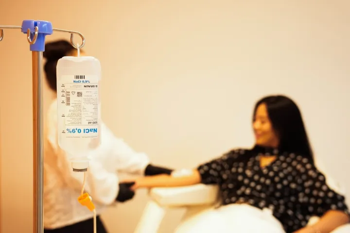 Gast bei einer Infusionsbehandlung im Gesundheits- und Wellnessbereich des Grand Hotel Binz