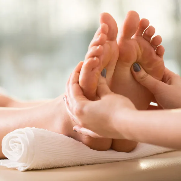 Nahaufnahme einer Fußmassage als Teil der Premium-Buchinger-Heilfasten-Kur im Wellnessurlaub im Grand Hotel Binz.