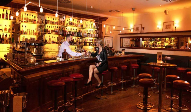 Refreshing cocktails, various types of wine, long drinks and much more are available at the Shaker's Bar in the Grand Hotel Binz.