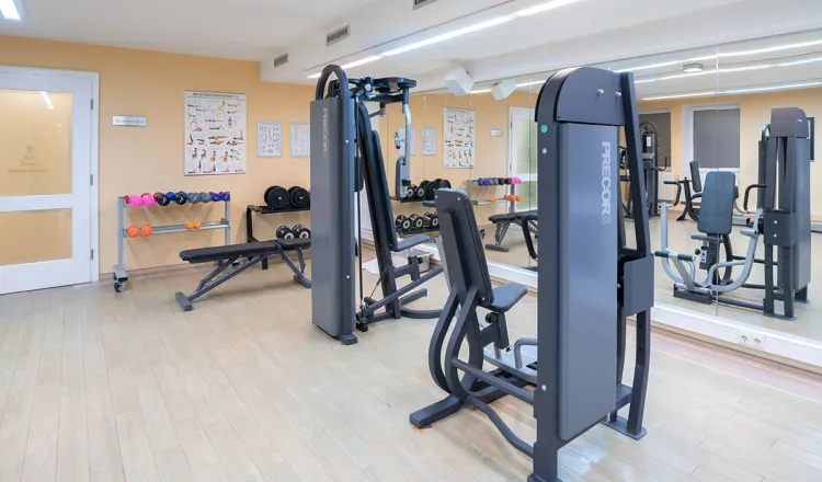 Überblick über den Fitnessraum im Grand Hotel Binz mit vielfältigen Geräten ideal für einen Aktivurlaub auf Rügen.