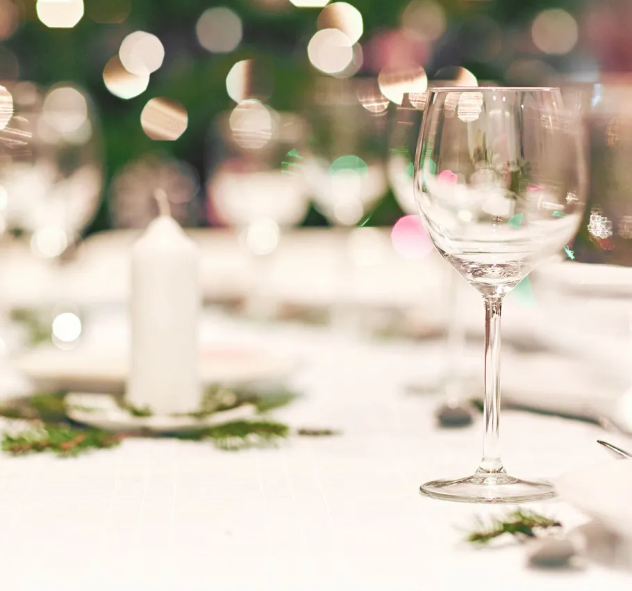 Festively decorated table at a candlelit Christmas dinner at the Grand Hotel Binz on Rügen.