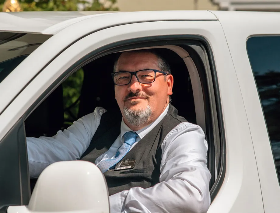 Staff member at Grand Hotel Binz parking a guest’s car directly at the hotel