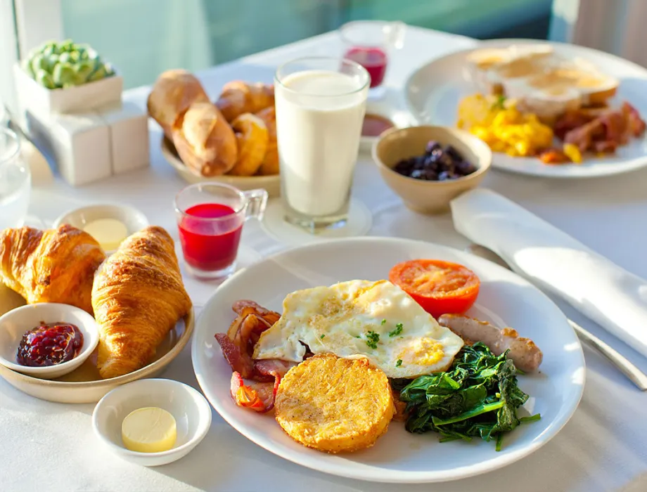 Set breakfast table in the Ruiani restaurant at the Grand Hotel Binz - for the perfect start to your day on Rügen.