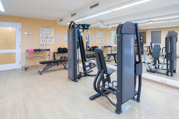Überblick über den Fitnessraum im Grand Hotel Binz mit vielfältigen Geräten ideal für einen Aktivurlaub auf Rügen.