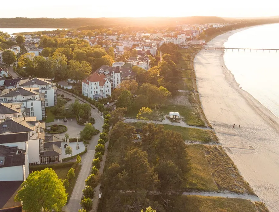 Luftbild bei Sonnenuntergang über dem Binzer Strand – das Grand Hotel Binz setzt auf nachhaltige Energielösungen