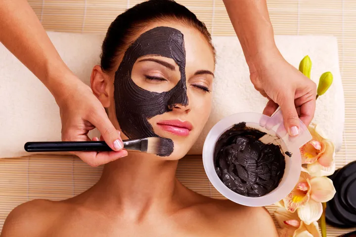 Frau entspannt bei einer Gesichtsmaske im Beautybereich des Spa im Grand Hotel Binz auf Rügen.