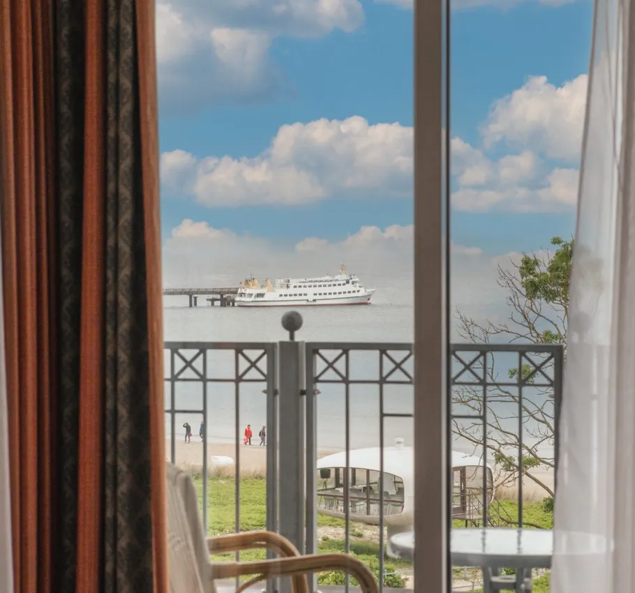 Blick vom Balkon des Grand Hotel Binz auf die Ostsee und die Seebrücke Binz auf Rügen.