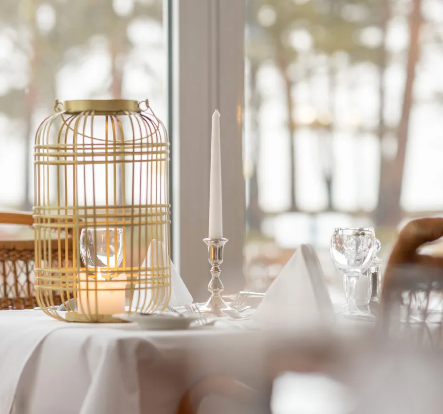 Set table in the hotel restaurant of the Grand Hotel Binz with a romantic atmosphere for the Romantic Days offer.