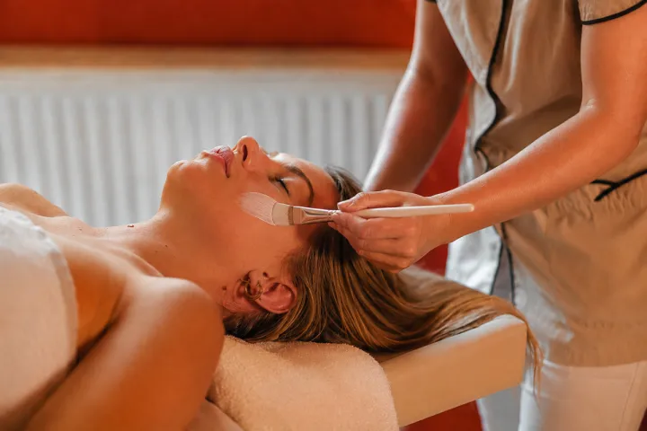 Gast genießt eine professionelle Gesichtsbehandlung im Beauty- und Wellnessbereich des Grand Hotel Binz.