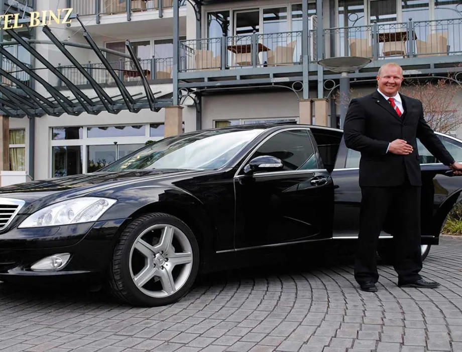 Elegant limousine in front of the Grand Hotel Binz, the driver opens the door for the next vacation.