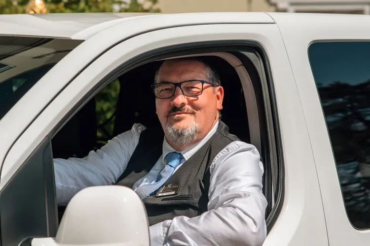 Staff member at Grand Hotel Binz parking a guest’s car directly at the hotel