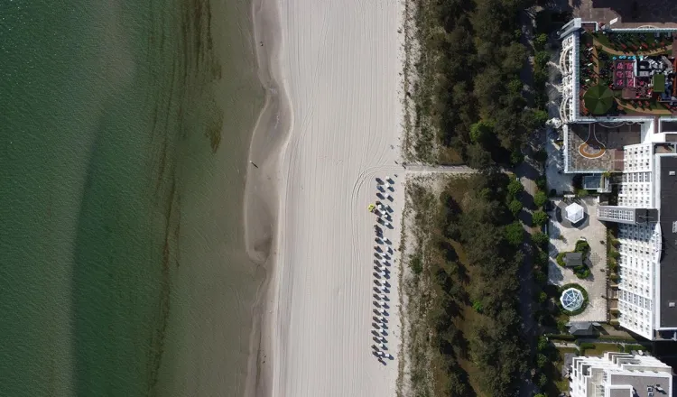 Strand von Binz mit Blick auf das Meer – Grand Hotel Binz integriert Wasserspartechnik in Gästezimmer und Gartenpflege