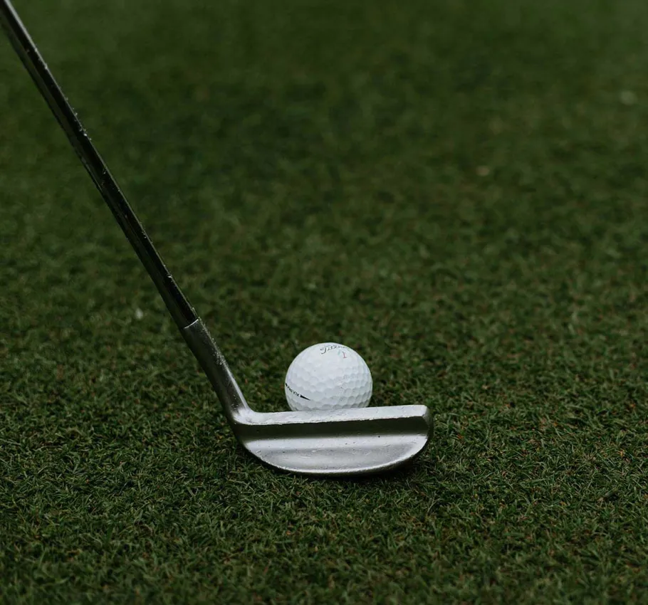 Golf clubs and golf ball ready for the tee-off with the golf and relaxation offer at the Grand Hotel Binz during your golf vacation on Rügen.