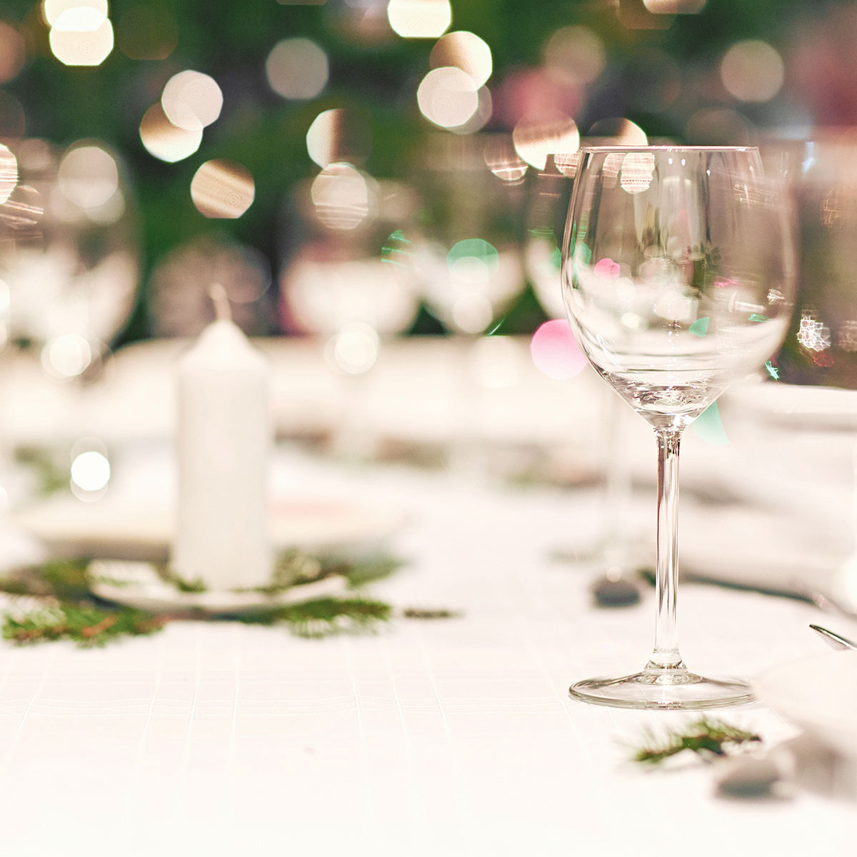 Festlich-dekorierter Tisch beim Abendessen bei Kerzenschein zu Weihnachten im Grand Hotel Binz auf Rügen.