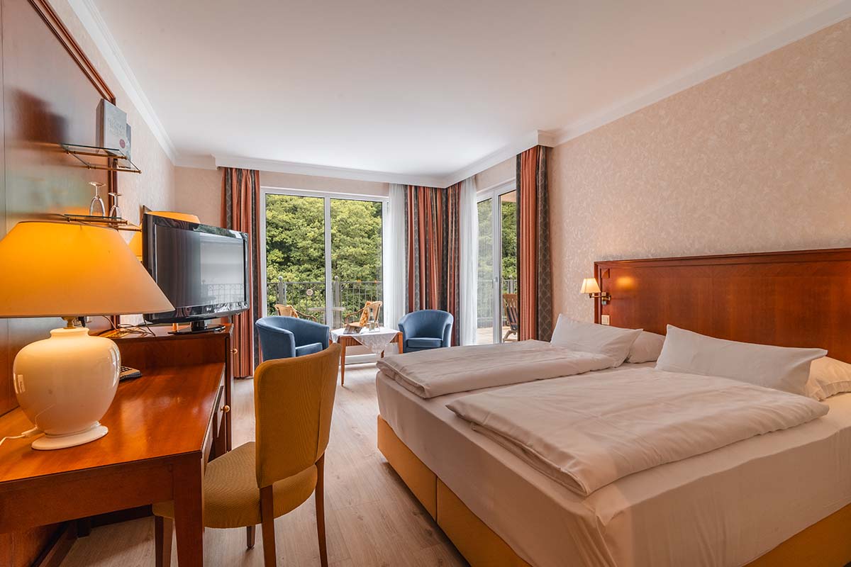 Double room at the Grand Hotel Binz with balcony and view of the Granitz beech forest on Rügen.