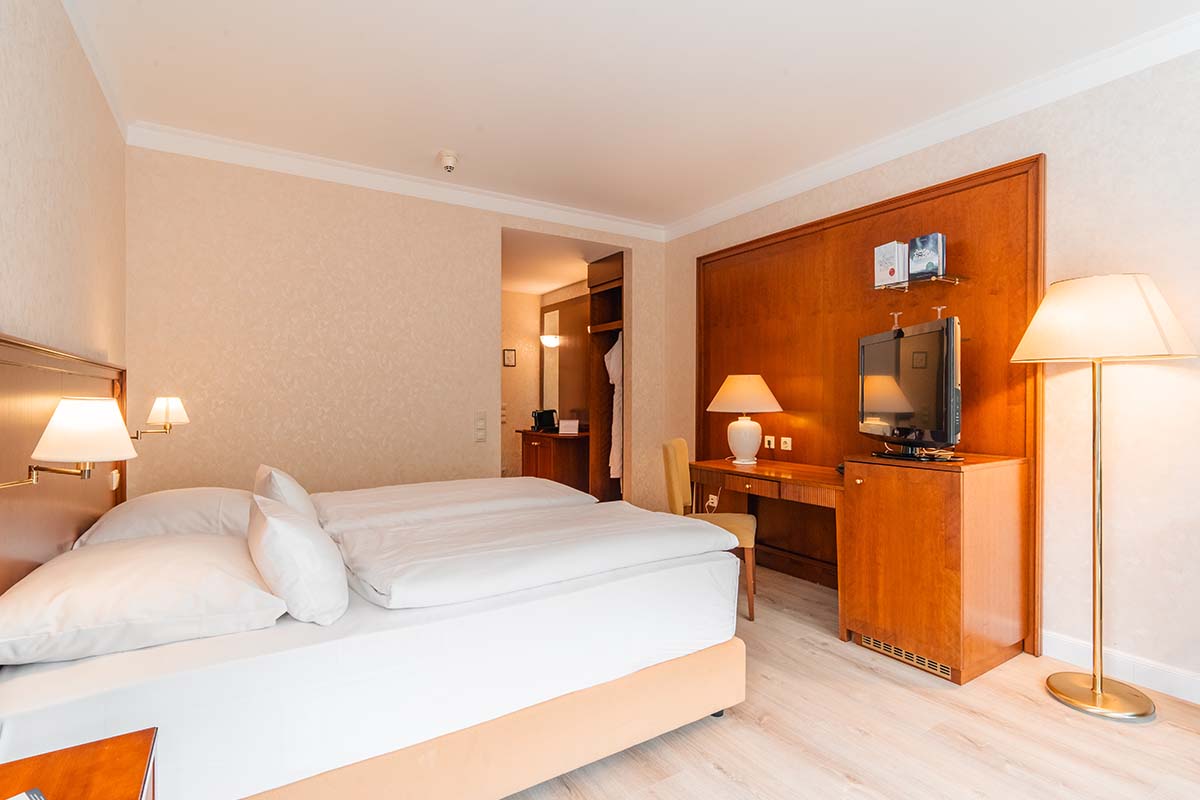 Granitz Deluxe double room with roof terrace at the Grand Hotel Binz, featuring a desk, TV, and elegant design.