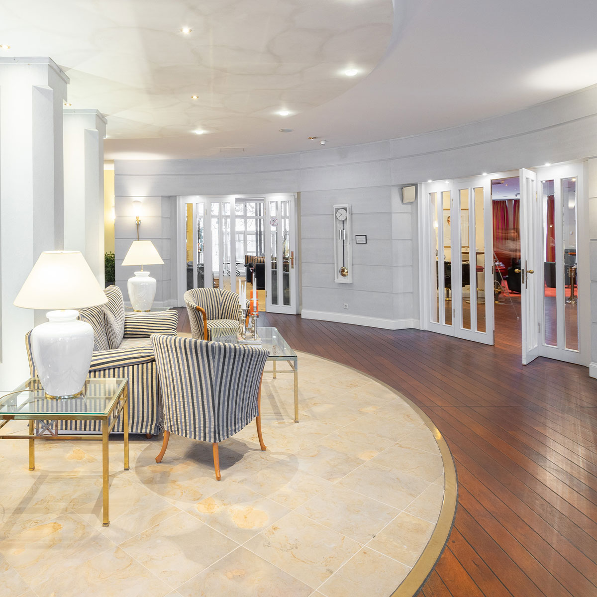 Ein Sitzbereich in einem Gemeinschaftsraum im Grand Hotel Binz auf Rügen