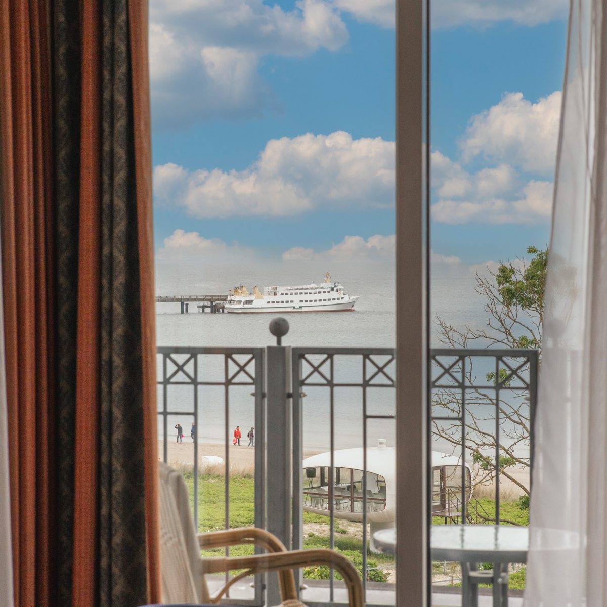 Blick vom Balkon des Grand Hotel Binz auf die Ostsee und die Seebrücke Binz auf Rügen.