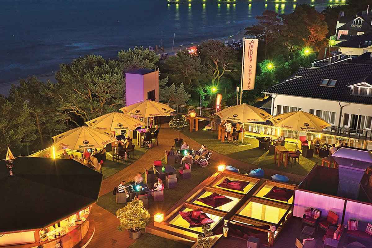Aufnahme der Arkona Skybar im Arkona Strandhotel auf Rügen aus der Vogelperspektive bei Nacht während eines Event mit Live-Musik.